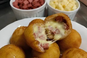 Bolinha de Mandioca com Queijo e Calabresa: Crocante e Fácil